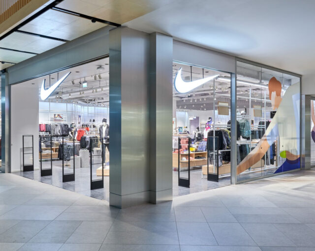 Retail store with anti-theft metal detection gates